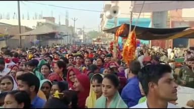 धनौरा: गजरौला मां ललिता देवी मंदिर पर हजारों की तादाद में प्रसाद चढ़ाने पहुंचे श्रद्धालु, पीएसी व पुलिस रही तैनात