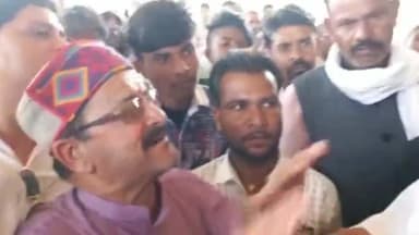 पन्ना: कलेक्ट्रेट में रोड ना होने के संबंध में ज्ञापन सौंपने आए ग्रामीणों ने किया हंगामा, रोड नहीं तो वोट नहीं के लगाए नारे