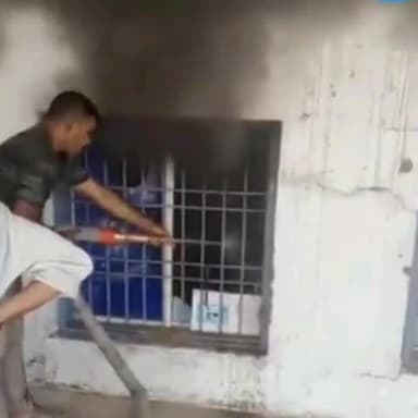 सोनपुर: बिजली के शॉर्ट सर्किट से प्रखंड कार्यालय सोनपुर के इंदिरा आवास कक्ष में लगी आग, लाखों की संपत्ति जलकर हुई नष्ट