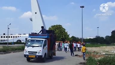 सैफई: फर्रुखाबाद से कांवर लेकर एक सैंकड़ा कांवरियों ने सैफई में बनी नेताजी मुलायम सिंह यादव की समाधि स्थल पर कांवर चढ़ाई