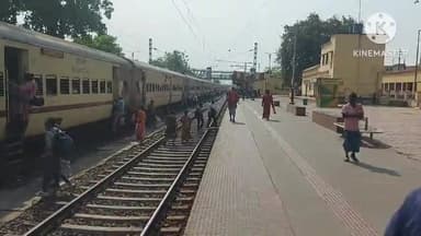 सुल्तानगंज: रेलवे स्टेशन परिसर में गंदगी फैलाने के मामले में आरपीएफ ने 3 लोगो को  पकड़ा ।