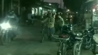 भदोही: सुरक्षा के दृष्टिगत पुलिस ने मंगलवार को चौरी बाजार सहित अन्य स्थानों पर की पैदल गश्त, लोगों को दिलाया सुरक्षा का भरोसा