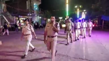 अजयगढ़: पुलिस टीम के साथ एसपी ने किया अजयगढ नगर का पैदल भ्रमण, बाजारों एवं धार्मिक स्थलों की सुरक्षा का लिया जायजा