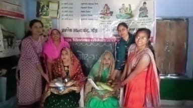 मथुरा: ग्राम तसिया में आंगनवाड़ी केंद्र पर दो गर्भवती महिलाओं की हुई गोद भराई