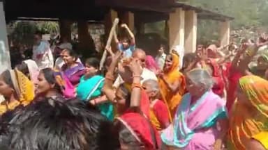 मथुरा: पीने के पानी की समस्या को लेकर 2 वार्डों की महिलाओं ने जलकल कार्यालय पर किया प्रदर्शन