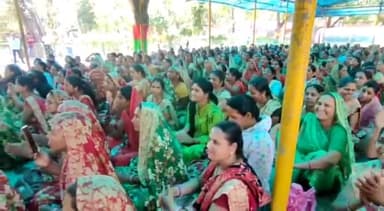 मंदसौर: शहर के गांधी चौराहे पर प्रदर्शन कर रही आंगनवाड़ी कार्यकर्ताओं को जिला कांग्रेस अध्यक्ष विपिन जैन का मिला समर्थन