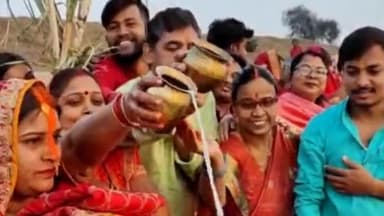 मांडू: उदयमान भगवान सूर्य को अर्घ्य देने के साथ संपन्न हुई लोक आस्था का छठ महापर्व,कुजू कोयलांचल में श्रद्धालुओं ने दिया अर्घ्य