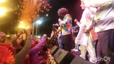 आगरा: कोठी मीना बाजार मैदान में झूलेलाल जयंती के उपलक्ष्य में लगे तीन दिवसीय मेले का हुआ समापन,रॉकस्टार जतिन ने लोगो को झुमाया