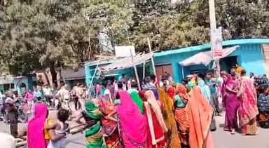 अभी अभी सुल्तानगंज के मुख्य मार्ग पिल्दोरी के पास एक बच्चे का हुआ एक्सीडेंट..  sultanganj जाने वाले रास्ते जाम