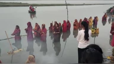 महनार: चैती छठ पूजा के अंतिम दिन महनार की विभिन्न जगहों पर छठ व्रतियों ने भगवान भास्कर को दिया अर्घ्य