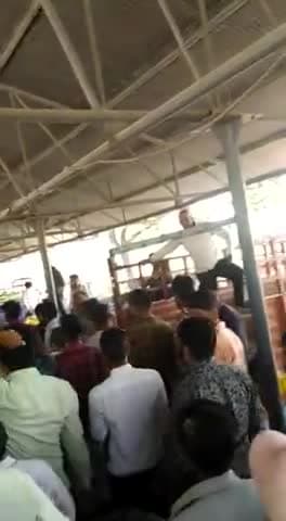 Indore Lakshmi Nagar Mandi Mein gehun ka bhav badhane ke liye Kisan ne uthaya Aandolan