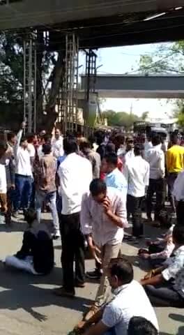 इंदौर लक्ष्मी नगर मंडी में गेट बंद किया किसानों बोल रहे हैं गेहूं का भाव बढ़ाओ