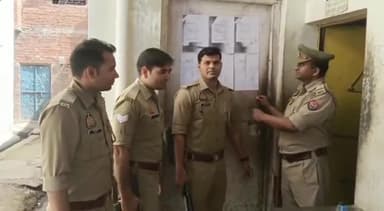 कन्नौज: कांशीराम कॉलोनी हिंसा मामले में फरार 4 आरोपियों के घर पुलिस टीम ने चस्पा किया नोटिस