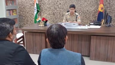 बलरामपुर: पुलिस अधीक्षक कार्यालय में आयोजित जनता दर्शन में पुलिस अधीक्षक ने सुनी फरियादियों की समस्याएं