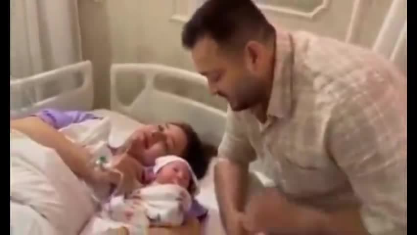 पटना ग्रामीण: लालू यादव बेटे तेजस्वी के साथ पोती से मिलने पहुंचे अस्पताल, गोद में लेकर दिखे बहुत खुश.. #lalluyadav 
#tejashwiyada