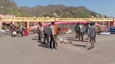 हरिद्वार: विष्णु घाट से लेकर हर की पौड़ी तक स्थानीय दुकानदारों ने एकत्रित होकर चलाया सफाई अभियान