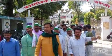 बरेली: जिला अधिकारी कार्यालय में किसान एकता संघ ने किसानों का टोल माफ किए जाने को लेकर दिया ज्ञापन