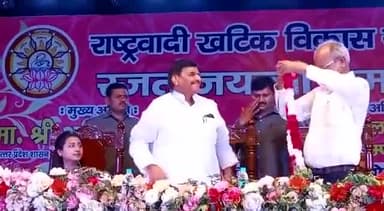 कानपुर: लाजपत भवन में राष्ट्रवादी खटीक विकास सेवा समिति के रजत जयंती कार्यक्रम में पहुंचे सपा सुप्रीमो अखिलेश यादव व शिवपाल यादव