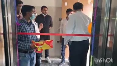 लखीमपुर: MCH विंग जिला अस्पताल में ऑपरेशन थिएटर तक मरीजों को ले जाएगी लिफ्ट, अधीक्षक ने फीता काटकर किया उद्घाटन
