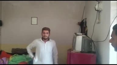 मुरादाबाद: जयंतीपुर में बिजली की हाईटेंशन लाइन से दीवारों में करंट आने के कारण पड़ी दरारें, घर में लगा पंखा भी जला