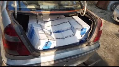 अररिया: सूर्यापुर मोड़ के समीप पुलिस ने लग्जरी कार से बरामद की करीब 180 लीटर अंग्रेजी शराब, तस्कर हुआ फरार