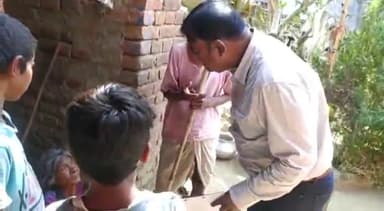 सोनभद्र बंशी सुर्यपुर: अनुवा गांव में पहुंचकर बंसी के बीडीओ ने आवास योजना के तहत पैसा लेकर काम नहीं करने वाले लोगों को चेतावनी दी