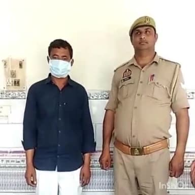 हापुड़: पुरानी चुंगी के पास से पुलिस ने चेकिंग के दौरान एक अभियुक्त को किया गिरफ्तार, चाकू जब्त