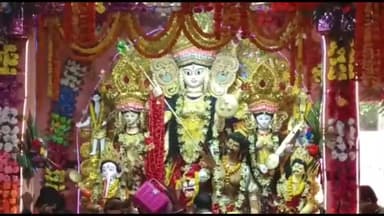 लखीसराय: जिले में मां दुर्गा का पट खुलते हैं पूजा पंडाल एवं मंदिरों में पूजा अर्चना करने के लिए  श्रद्धालुओं की उमड़ी भीड़