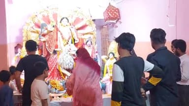 लखीसराय: गोपाल भंडार गली स्थित श्री दुर्गेश्वरी मंदिर के प्रांगण में पूजा अर्चना को लेकर पट खुलते ही श्रद्धालुओं की उमड़ी भीड़