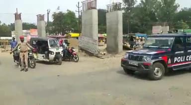 शांति व्यवस्था को दृष्टिगत रखते हुए लखीमपुर शहर में फ्लैग मार्च निकाला गया।