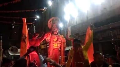 कांके: रांची में रामनवमी के मौके पर विभिन्न अखाड़ों से निकली गई झांकी अलबर्ट एक्का चौक पहुंची, लोगो की जुटी भीड़।