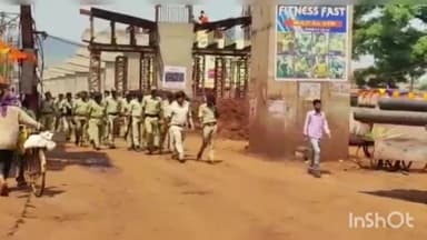 କେନ୍ଦୁଝର ସହର: ଯୋଡ଼ା ଠାରେ ଶ୍ରୀରାମନବମୀକୁ ଶାନ୍ତିଶୃଙ୍ଖଳାରେ ପାଳନ କରିବା ନେଇ ପୋଲିସର ଫ୍ଲାଗମାର୍ଚ୍ଚ ଅନୁଷ୍ଠିତ