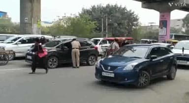 बहादुरगढ़: जिला पुलिस ने दिल्ली-रोहतक रोड सहित विभिन्न मार्गों पर काटे 38 वाहनों के चालान, ट्रैफिक नियमों का पालन करने की दी हिदायत