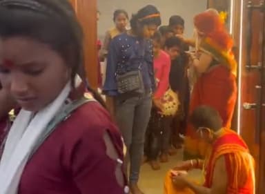 बुलंदशहर: सदर विधायक प्रदीप चौधरी ने अष्टमी के दिन घर पर किया कन्या पूजन