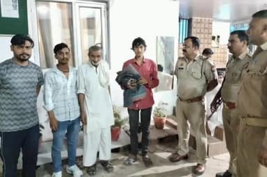 बुलंदशहर: गंगेरूआ गांव में घूम रहे बागपत के लापता युवक को पुलिस ने किया परिजनों के सुपुर्द