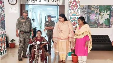 हज़ारीबाग: उपायुक्त कार्यालय में मैट्रिक परीक्षा उत्तीर्ण करने वाली दिव्यांग छात्रा को उपायुक्त ने दी बैटरी ऑपरेटेड ट्राईसाइकिल