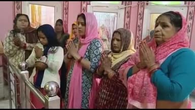 धनौरा: गजरौला में नवरात्रि की अष्टमी पर मंदिरों में पूजा करने के लिए जुटी भक्तों की भीड़, महिला कांस्टेबल पुलिस रही तैनात