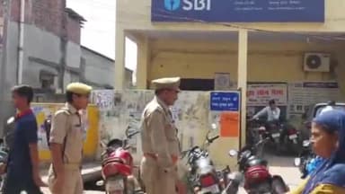 बीसलपुर: बीसलपुर पुलिस ने बैंकों में चलाया चेकिंग अभियान, संदिग्धों से की पूछताछ; एंटी रोमियो की टीम भी रही मौजूद