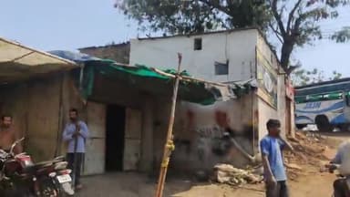 सिवनी भगत सिंह वार्ड मैं पिकअप वाहन  दलसागर तालाब के पीछे अनियंत्रित होकर सीधा नाले पर जा घुसी