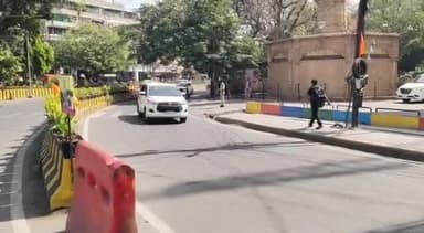 राज्यपाल श्री मंगू भाई पटेल इंदौर पहुंचे।  'एक सप्ताह देश के नाम' कार्यक्रम में भाग लेंगे। अभी पहुंचे रवीन्द्रनाट्य गृह