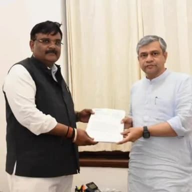 कन्नौज: मांगपत्र के साथ रेल मंत्री से दिल्ली में मिले सांसद सुब्रत पाठक, सपा ने ट्विटर अकाउंट से कसा तंज