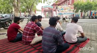 आगरा: पालीवाल पार्क कैंपस डॉक्टर भीमराव अंबेडकर विश्वविद्यालय के सामने छात्र एकदिवसीय भूख हड़ताल पर बैठे
