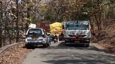 पन्ना: नेशनल हाइवे-39 पन्ना-छतरपुर मार्ग अंतर्गत भैरव घाटी के पास ट्रक खराब होने की वजह से लगा जाम