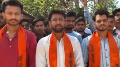 धनौरा: मंडी धनौरा के मोहल्ला कटरा बाईपास रोड पर गौ हत्या से नाराज़ राष्ट्रीय बजरंग दल के पदाधिकारियों ने फूंका पुतला