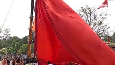 कांके: धुर्वा में 1100 फीट का फहराया गया महावीरी ध्वज, बड़ी संख्या में श्रद्धालु रहे मौजूद