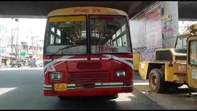 धनौरा: गजरौला के चौपला चौकी के पास रोडवेज बस के कंडक्टर और यात्री में हुई मारपीट, पुलिस ने बस को पकड़ा