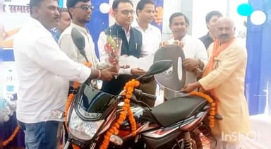 केवटी रनवे: माधोपटटी में एचपीसीएल के द्वारा लक्की ड्रा विजेता को एचपीसीएल के रीजनल मैनेजर नवीन कुमार ने बाइक की चाबी सौंपी