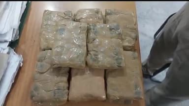 बेतिया: आईटीआई कॉलोनी से 7 किलोग्राम चरस के साथ एक व्यक्ति को बेतिया पुलिस ने किया गिरफ्तार