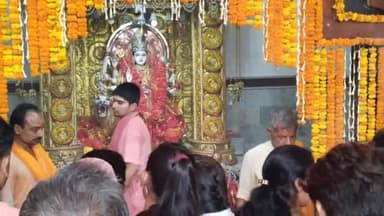 कुर्सेला: अयोध्या गंज बाजार स्थित सार्वजनिक दुर्गा मंदिर में पूजा करने को लेकर उमड़ी श्रद्धालुओं की भीड़