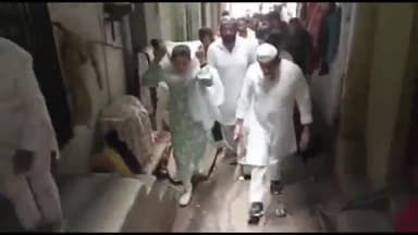 हुज़ूर: वार्ड क्रमांक 35 के शर्मदान में कांग्रेस विधायक आरिफ मसूद में सीसी रोड के निर्माण कार्य गली गली घूमकर किया निरीक्षण